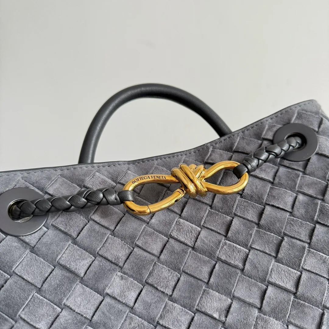 The 2023 new Andiamo batch of 1960 BV has been shipped‼ ️Really popular🔥The new Andiamo woven handbag launched by Bottega Veneta this season is really popular all over the world! ! Celebrities at home and abroad have worn it, and Oscar-winning actress Michelle Yeoh has taken it out on the street. Song Jia, Trai Yara, Yu Feihong, Sanji Ayaka, Rosie Hunting-Whiteley, Yoshioka Riho, etc. have all picked up this bag. It is classic and versatile, showing off its temperament, and the bag capacity is also large, which is very convenient for daily commuting! ! A variety of carrying methods, the shoulder straps can be adjusted by yourself, the original lambskin feels soft and delicate, and the neutral style is created to break gender boundaries and bring a more practical and longer-lasting use experience. Andiamo, which has both elegant and casual styles, perfectly interprets the true appearance of "fashionable old money style". Style number: 743568 (suede) Size: 25*22*10.5cm